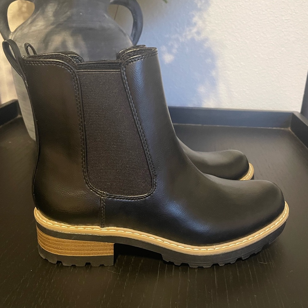 Universal Thread • NWOT Black Ankle Boots. Size 8